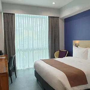 Leez Makati Отель